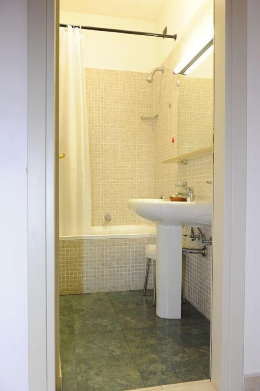 W łazience znajduje się umywalka, prysznic i wanna. w obiekcie Hotel Villa Rosa w mieście Martina Franca