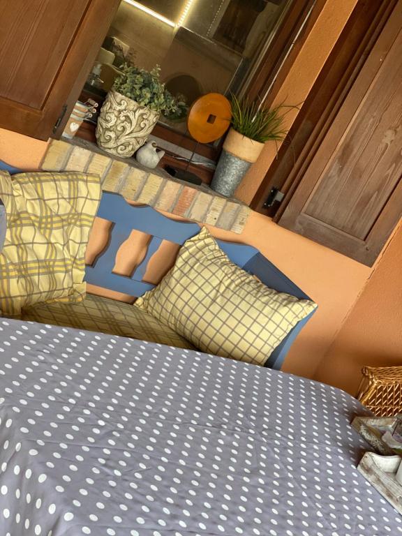 Habitación con cama y almohadas en una mesa. en Sarud házikó-szálláshely, en Sarud
