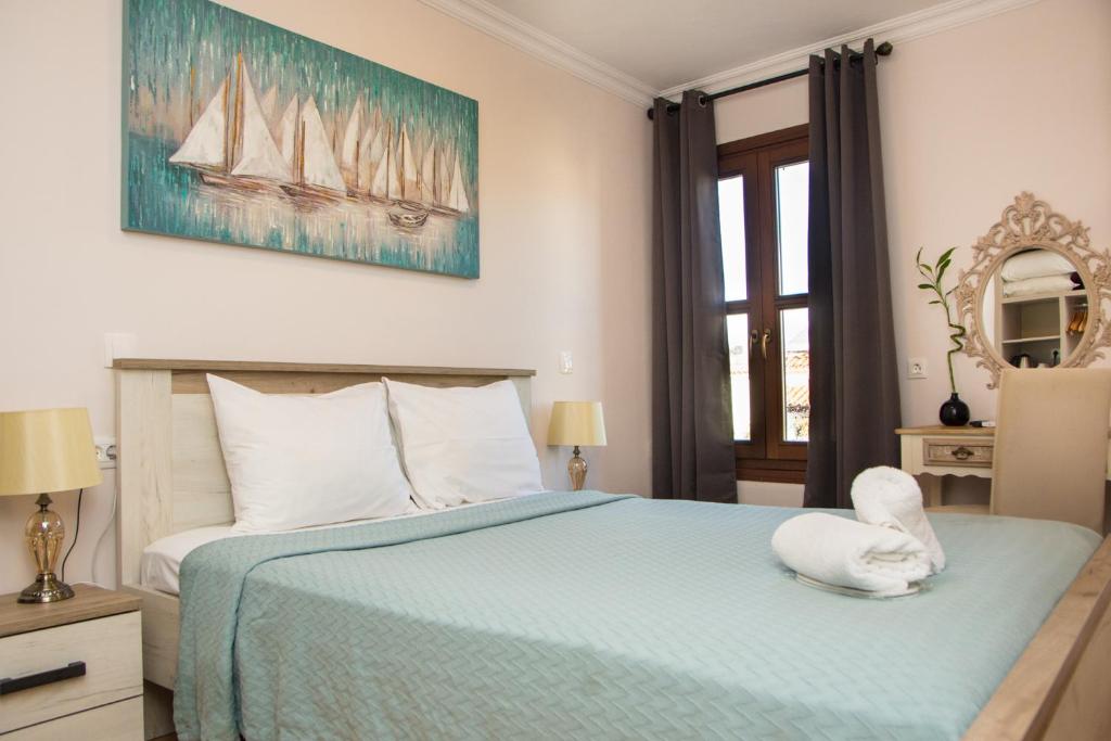 Postel nebo postele na pokoji v ubytování Arxontiko Hotel