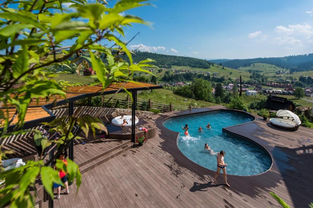 Bazén v ubytování Stara Pravda Hotel - History nebo v jeho okolí