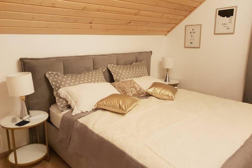 Un pat sau paturi într-o cameră la Villa Lady Di Plitvice