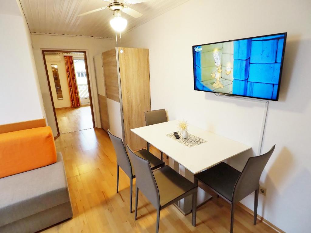 Televízia a/alebo spoločenská miestnosť v ubytovaní Appartements Peter