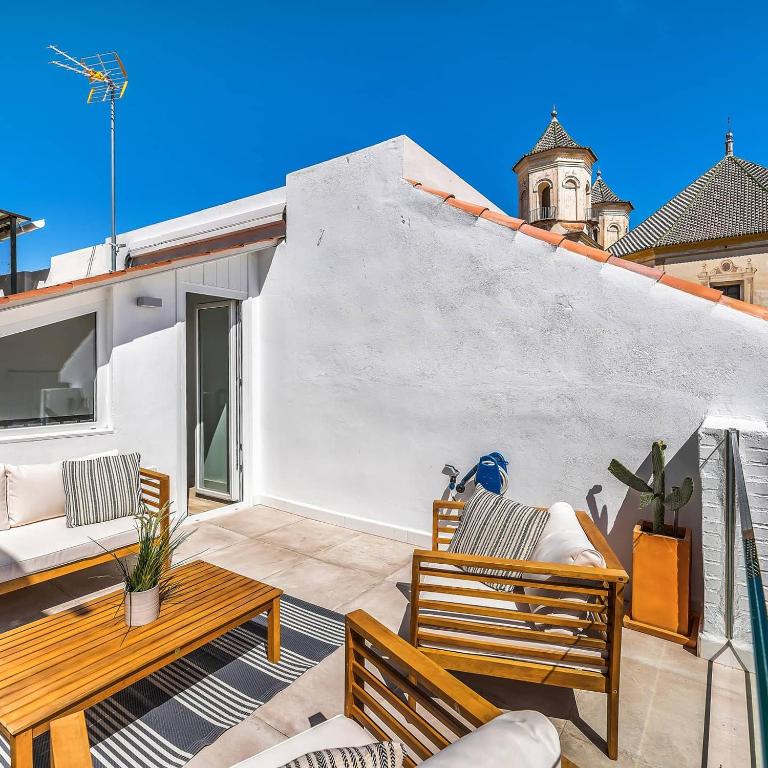 Private Sunny rooftop house in Malaga old town, walk everywhere