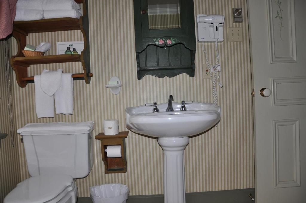 Koupelna v ubytování Auberge Lakeview Inn