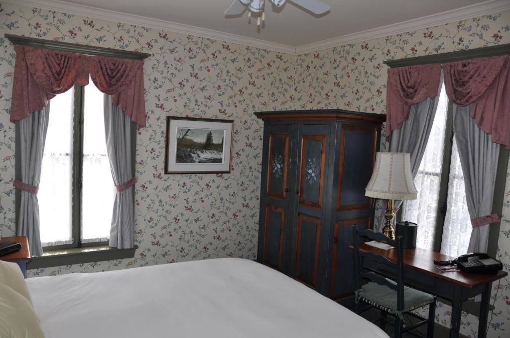 Postel nebo postele na pokoji v ubytování Auberge Lakeview Inn