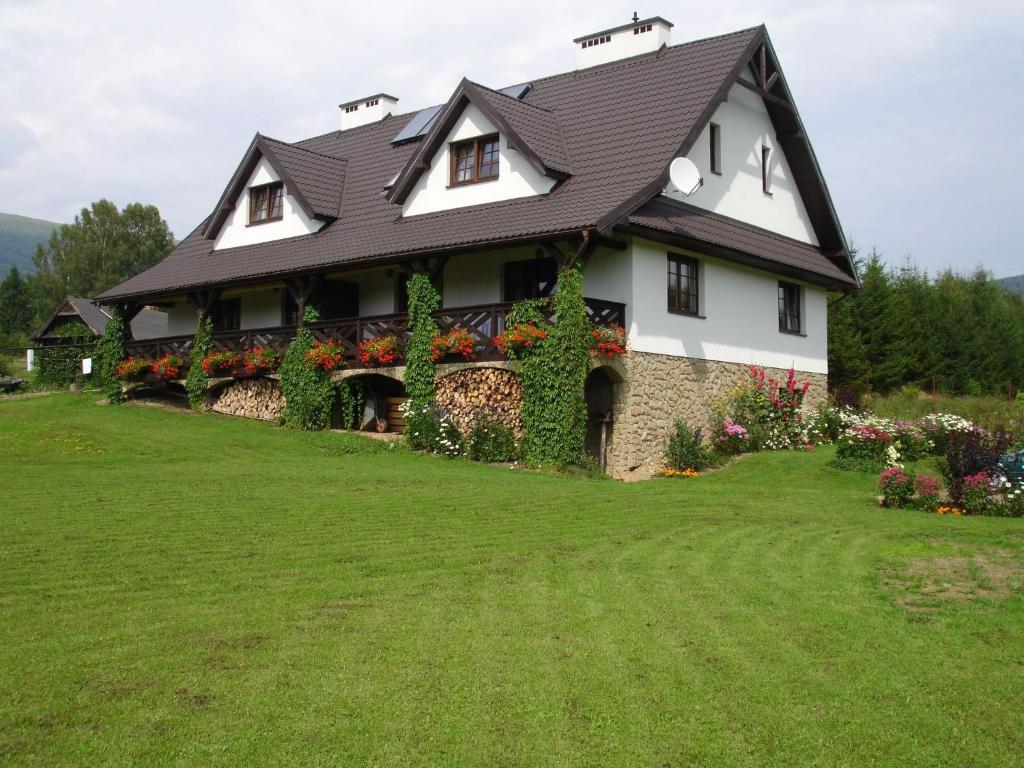 una gran casa blanca con techo negro en Werchowyna, en Wetlina