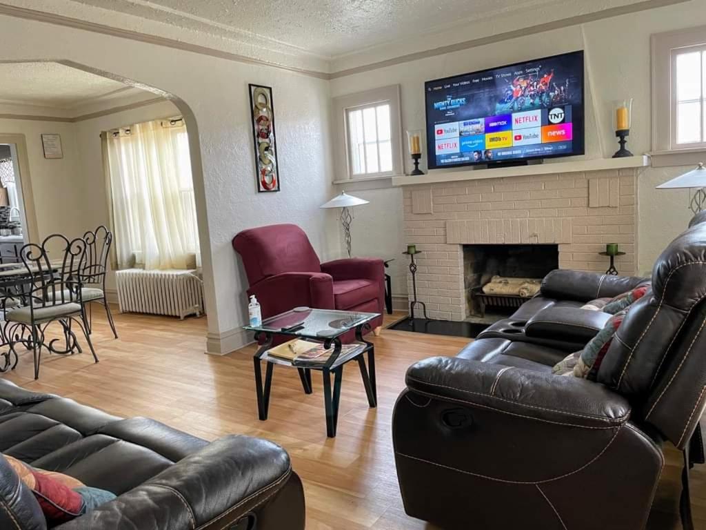 sala de estar con muebles de cuero y TV en 2 BR Apt near Great Lakes Naval Base and 6 Flags, en Waukegan