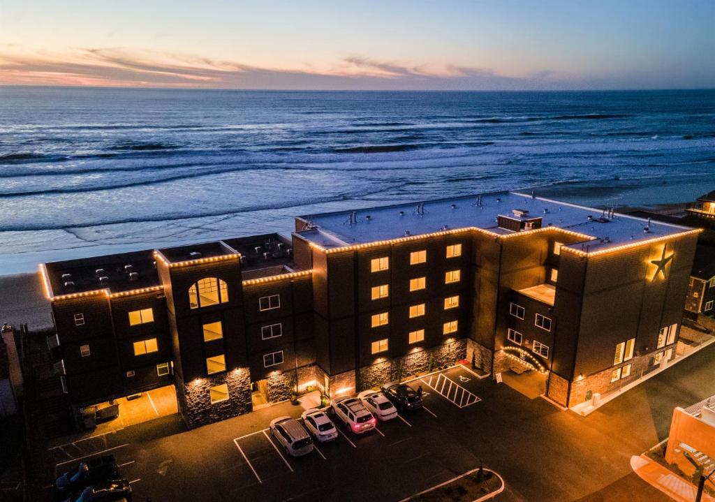 eine Luftansicht eines Hotels mit Meerblick in der Unterkunft Starfish Manor Oceanfront Hotel in Lincoln City