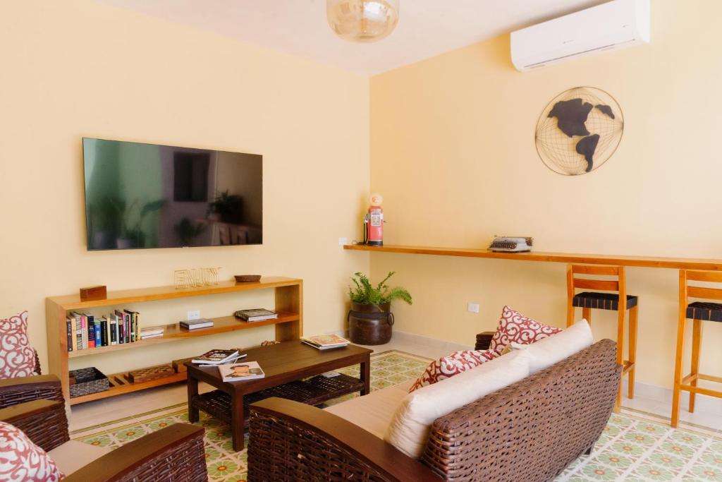 Televizors / izklaižu centrs naktsmītnē Hostik Hostal