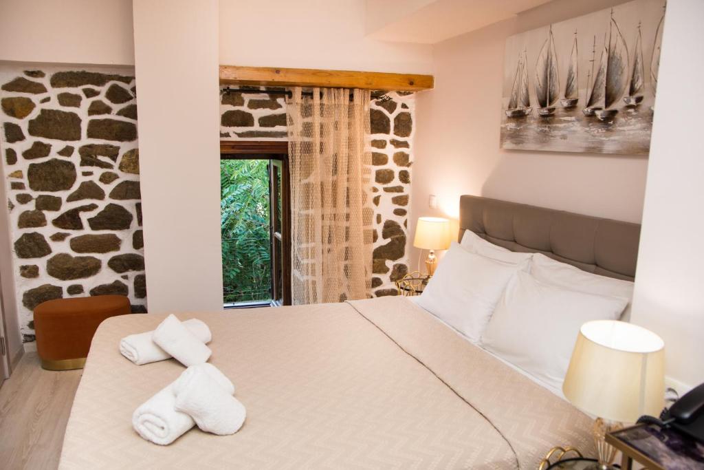 Postel nebo postele na pokoji v ubytování Arxontiko Hotel