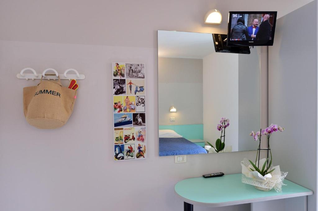 TV a/nebo společenská místnost v ubytování Hotel Oltremar B&B