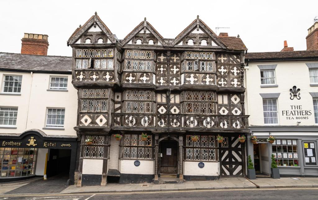 um edifício antigo no meio de uma rua em The Feathers Hotel em Ludlow