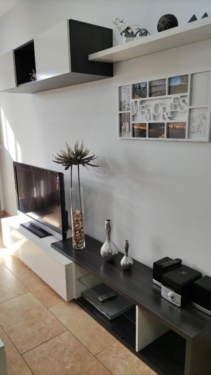 A television and/or entertainment centre at Somnis del Delta