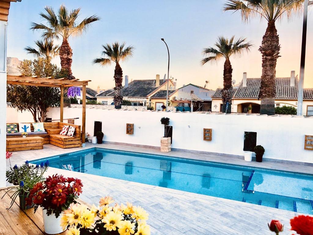 Πισίνα στο ή κοντά στο Elegant Villa in Alicante with Pool