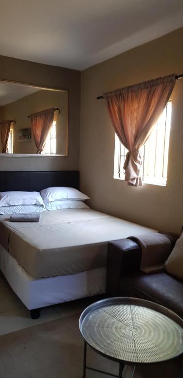 En eller flere senge i et værelse på Salas Stay, Midrand