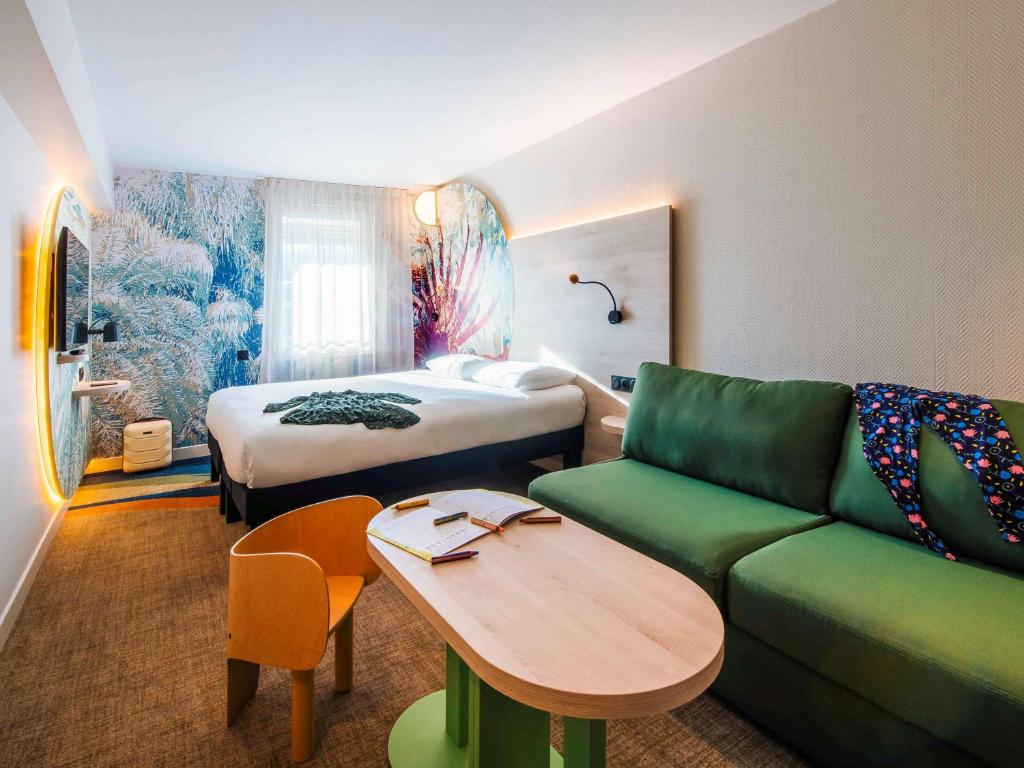 Postel nebo postele na pokoji v ubytování ibis Styles Antibes