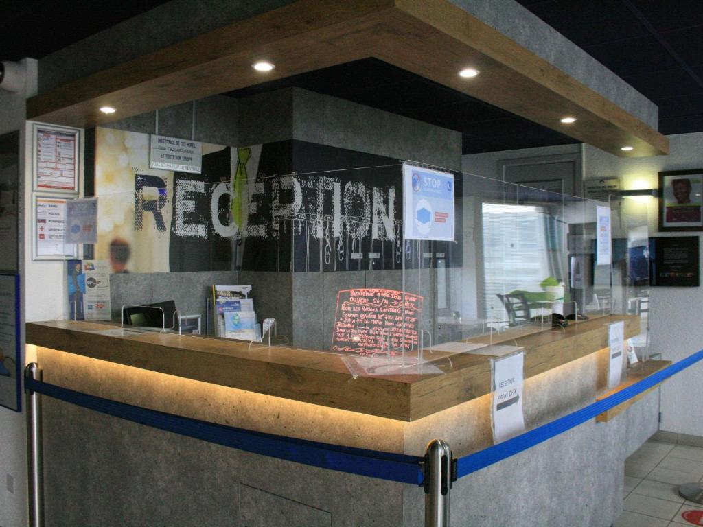 a restaurant counter with a sign that reads reederaria at ibis Budget Thiers in Thiers