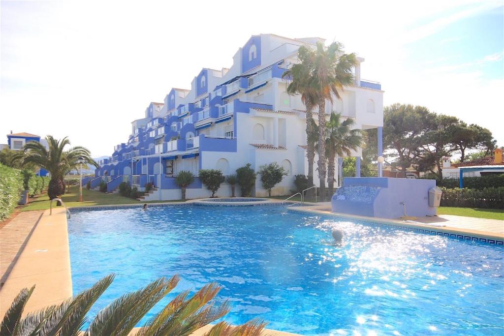 une grande piscine en face d'un bâtiment dans l'établissement Apartamento Playa Surf by costablancarent, à Dénia