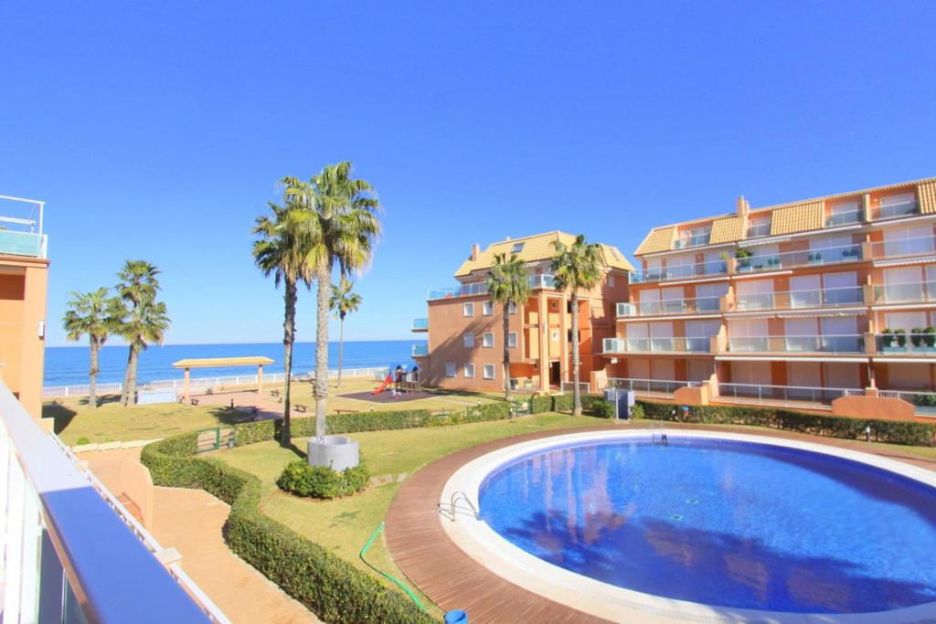ein Hotel mit Pool neben dem Strand in der Unterkunft Apartamento Mirador al Mar in Denia