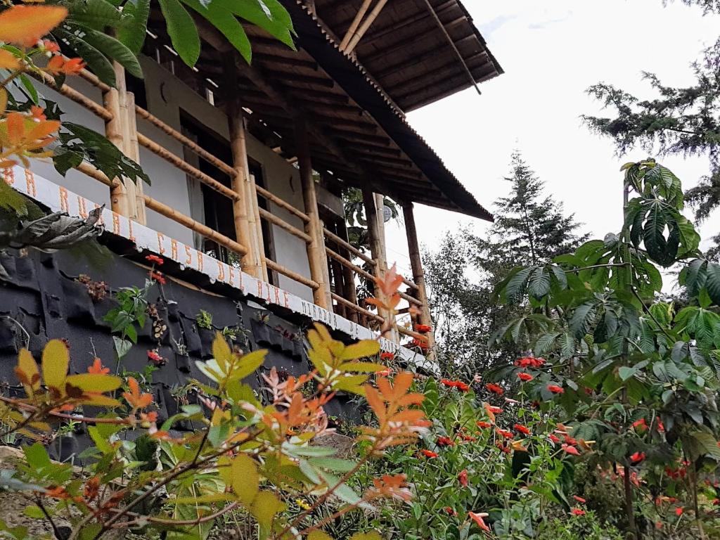 un edificio con un ramo de flores delante de él en Posada Rural Casa del Aire en Zetaquira