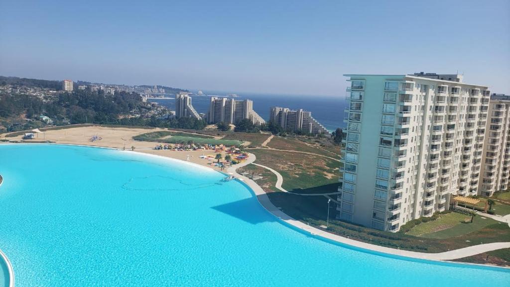 an aerial view of a beach and a building at Departamento Laguna Bahia, Algarrobo in Algarrobo