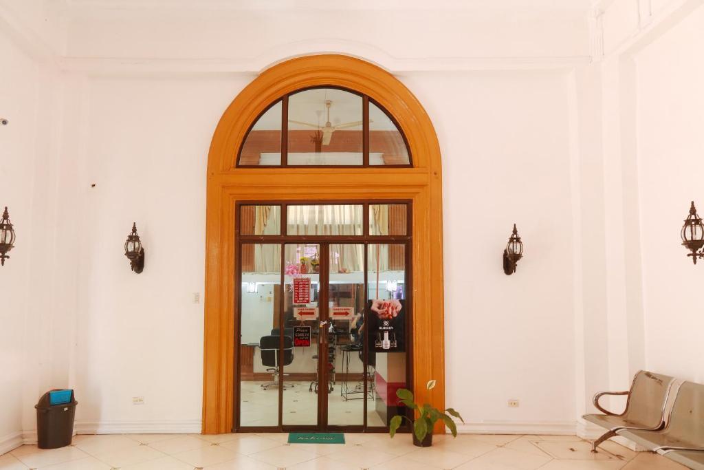 Posezení v ubytování RedDoorz Plus @ Castle Chateau Iloilo