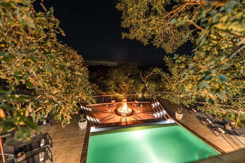 una vista aérea de una piscina por la noche en Little Kubu Lodge en Hoedspruit