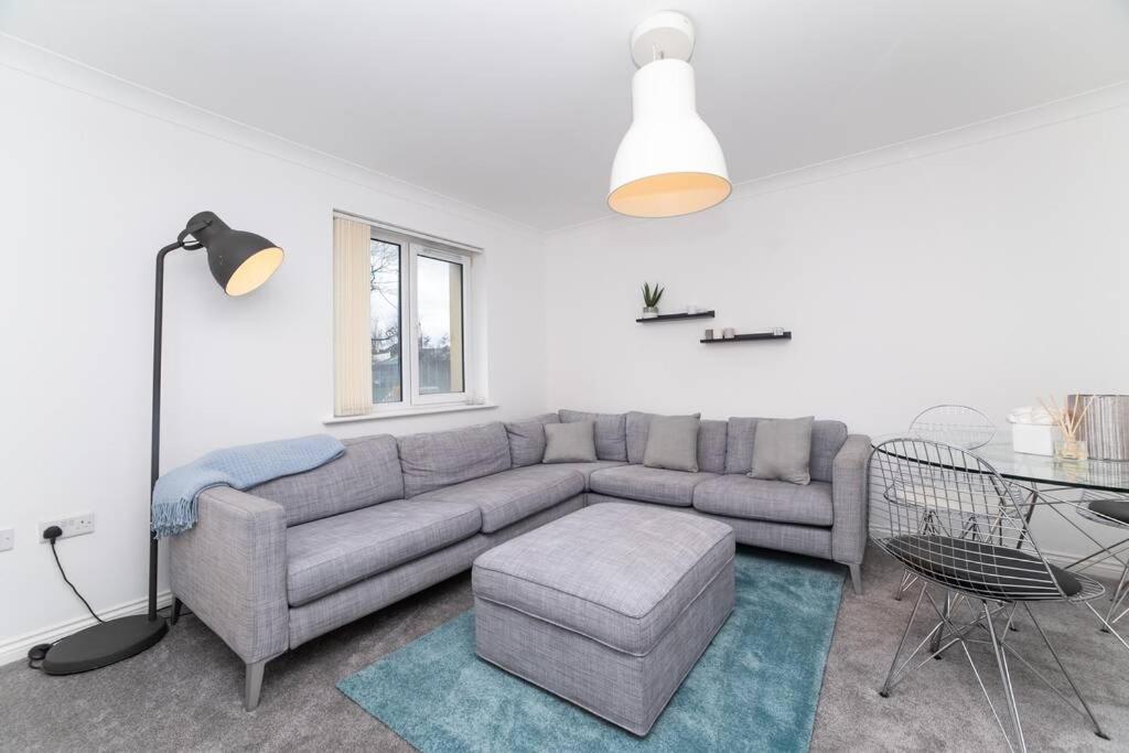 Dwell Living - New 5 Bed, Sleep 12, Parking, Close to City Centre