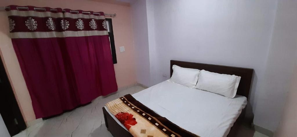 Cama ou camas em um quarto em Red rose hotel