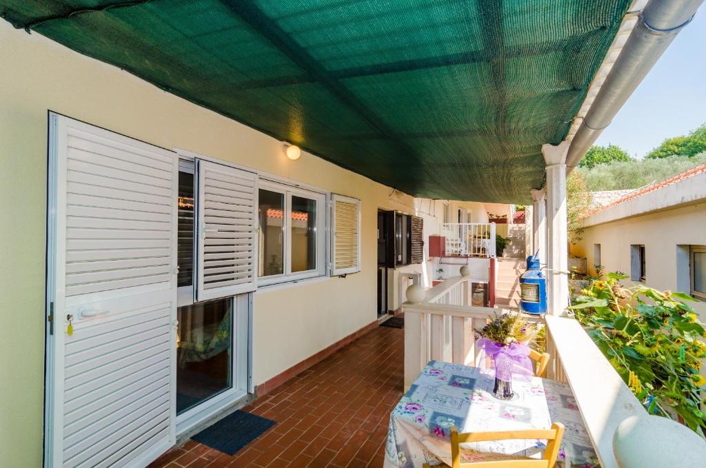 Apartments Rašica Molunat - One-Bedroom Apartment With Patio And Sea View