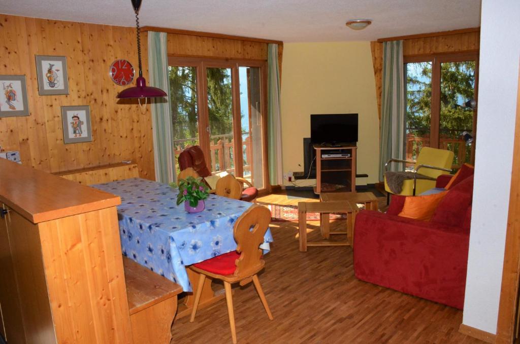 Ein Sitzbereich in der Unterkunft Melezes K SKI LIFT & NATURE apartments by Alpvision Résidences