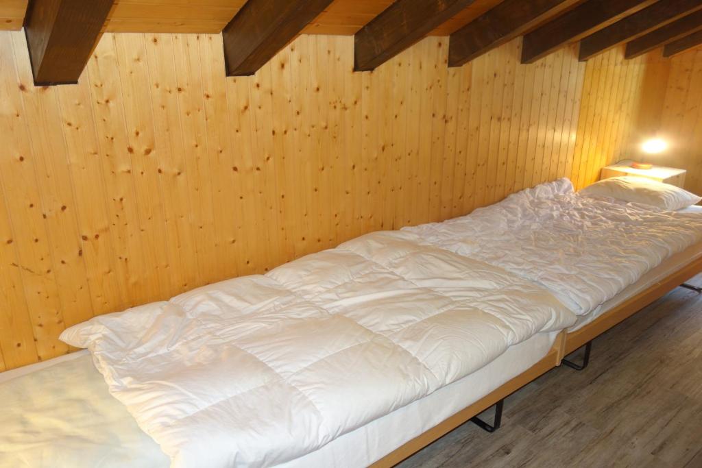 Postel nebo postele na pokoji v ubytování Melezes K SKI LIFT & NATURE apartments by Alpvision Résidences