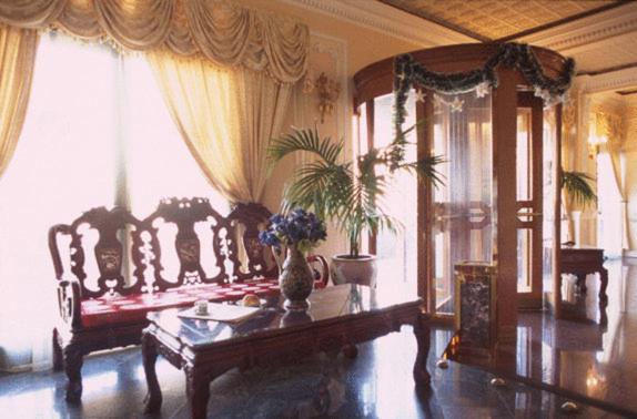 Hotel Geo في روما: غرفة معيشة مع أريكة وطاولة