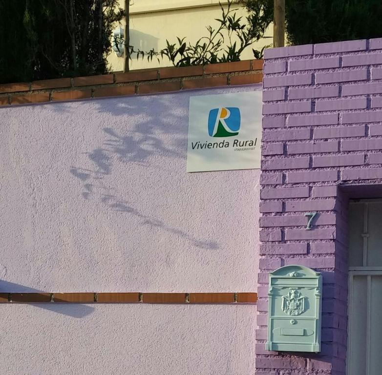 ウエトル・ベガにあるLa Casita de Maríaのピンクの建物側の看板