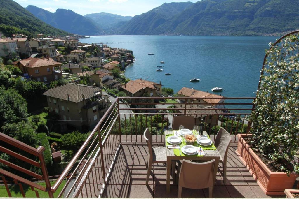 - Balcón con mesa y vistas al lago en Appartamento Sole, en Lezzeno
