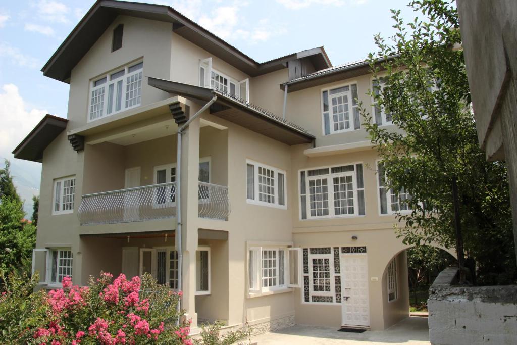 una casa grande con muchas ventanas en Snow Leopard Lodge, en Srinagar