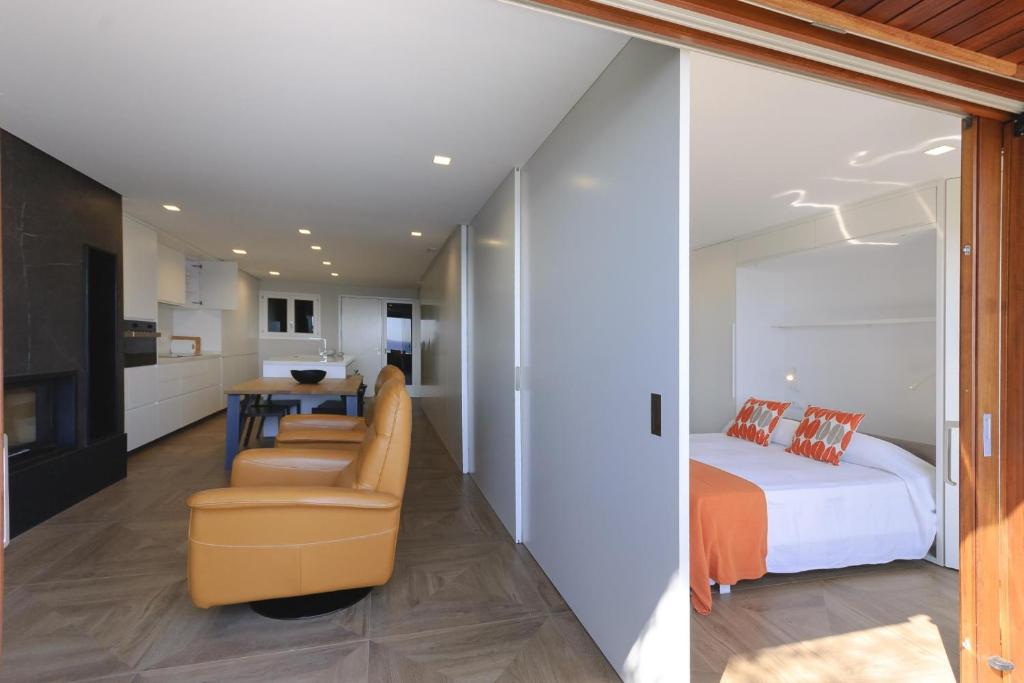Posteľ alebo postele v izbe v ubytovaní Lets Holidays Modern sea views apartment