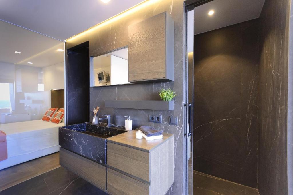 Kuchyňa alebo kuchynka v ubytovaní Lets Holidays Modern sea views apartment