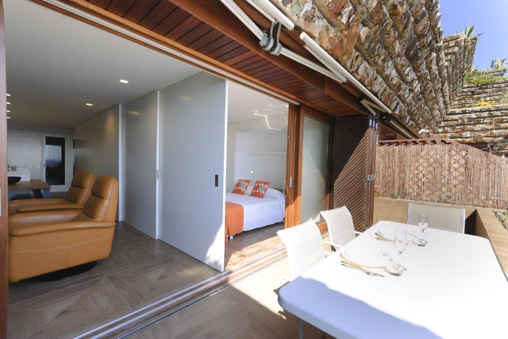 Posedenie v ubytovaní Lets Holidays Modern sea views apartment