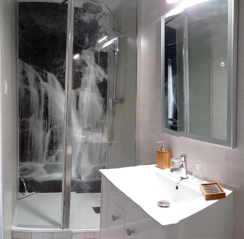Koupelna v ubytování Hôtel Auberge Provençale
