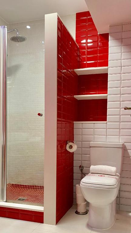 A bathroom at PiyMargall2 By Vigovacaciones