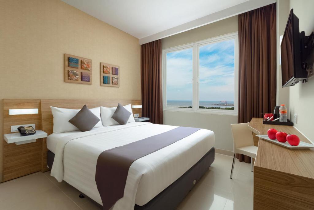 Postel nebo postele na pokoji v ubytování Hotel NEO Cirebon by ASTON