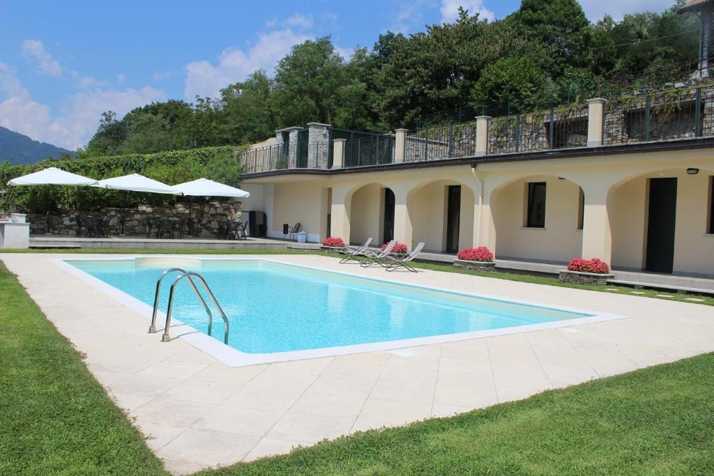 Bazén v ubytování Oleandro 1 apartment in Villa Cerutti nebo v jeho okolí