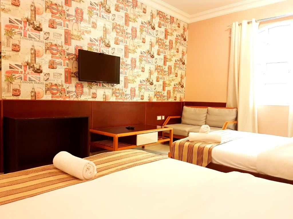 Postel nebo postele na pokoji v ubytování Al Ghubrah Plaza Hotel