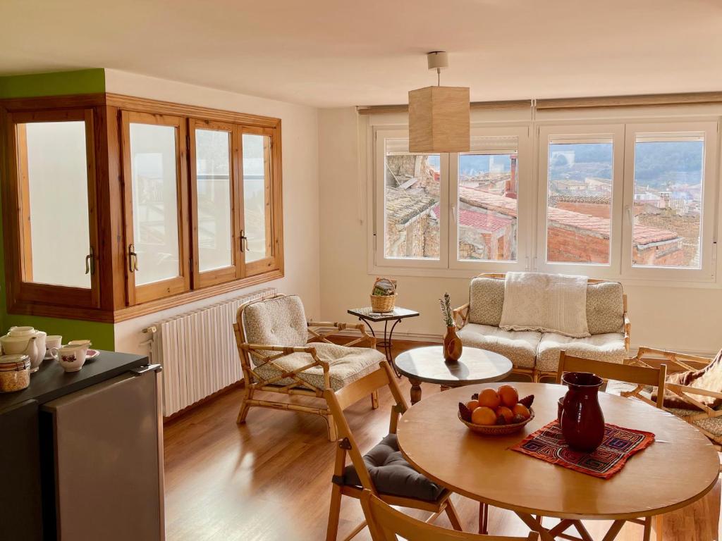 a kitchen and living room with a table and chairs at Ca Blai de Brull en el centro de Tivissa in Tivissa