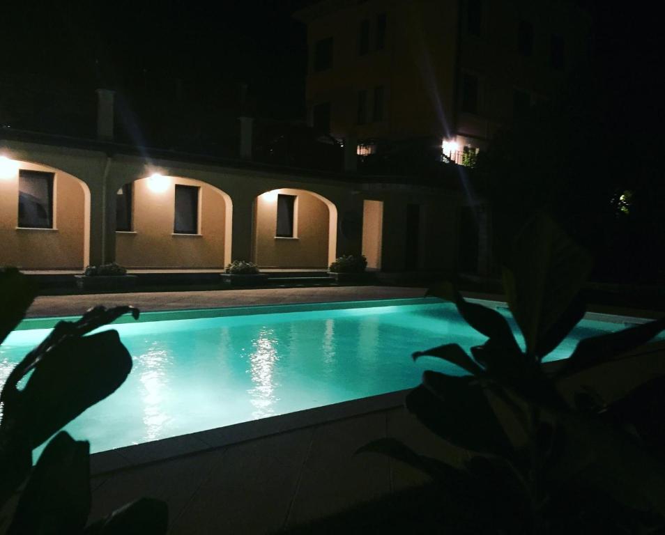 Bazén v ubytování Oleandro 2 apartment in Villa Cerutti nebo v jeho okolí