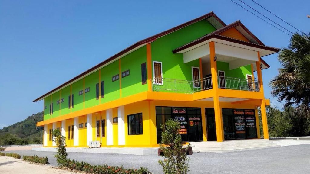 budynek z zielonym i żółtym w obiekcie ST Mansion w mieście Khanom