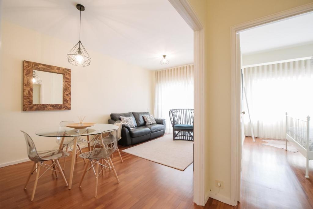 a living room with a table and a couch at Apartamento Newark in Matosinhos