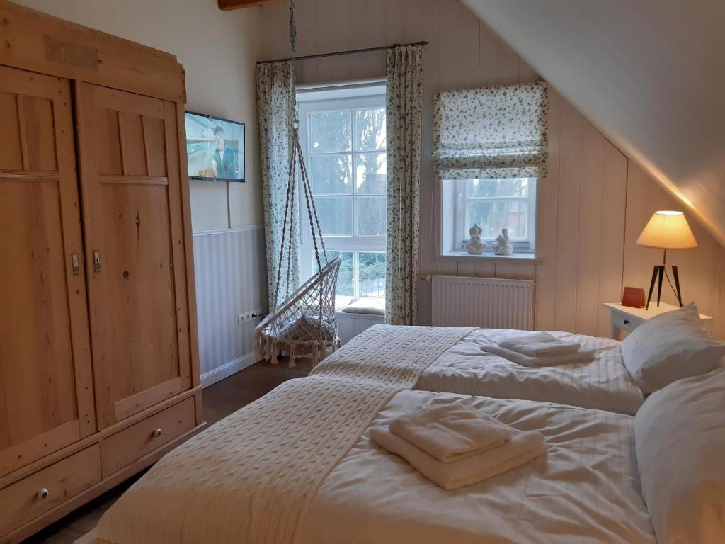 um quarto com uma cama com duas toalhas em Ferienwohnung Gänhauk 16 em Löningen