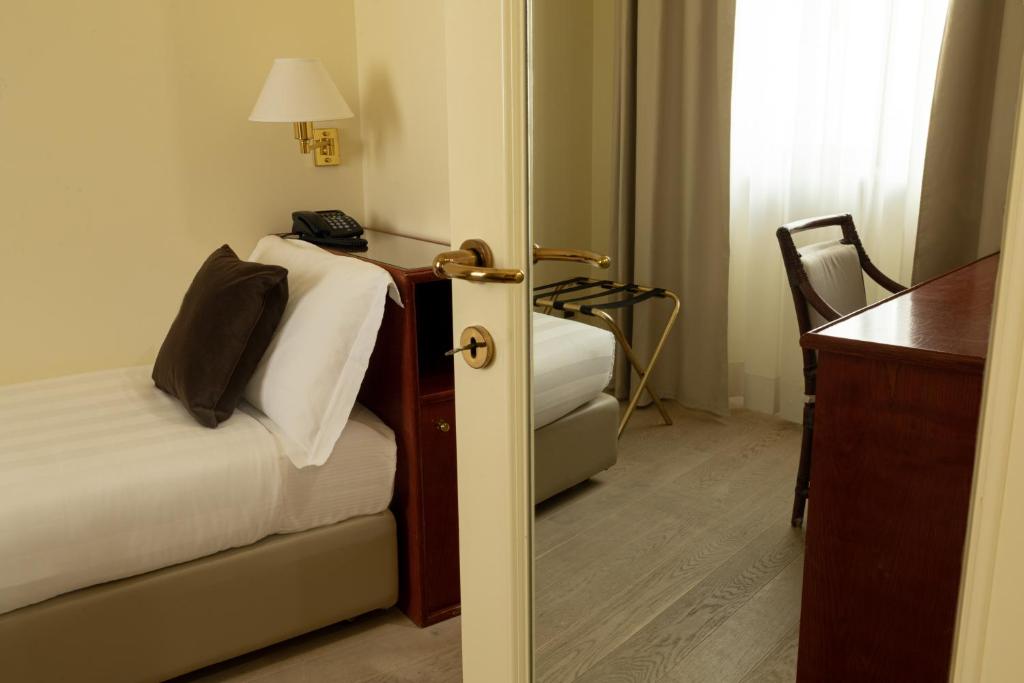 Postel nebo postele na pokoji v ubytování Hotel Enzo